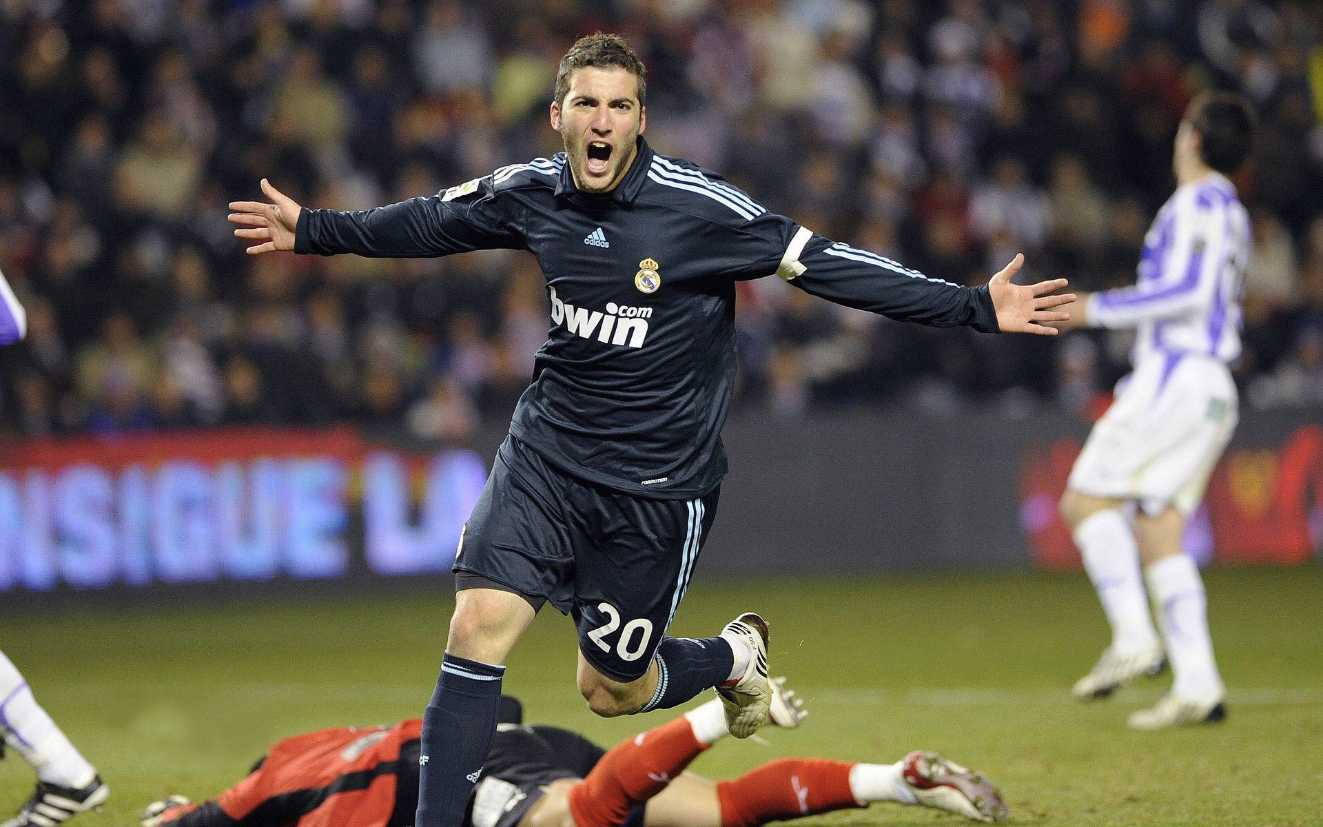 曼城的比赛风格在欧洲赛场逐渐成为标杆之一，曼城队是哪个欧洲国家的足球俱乐部