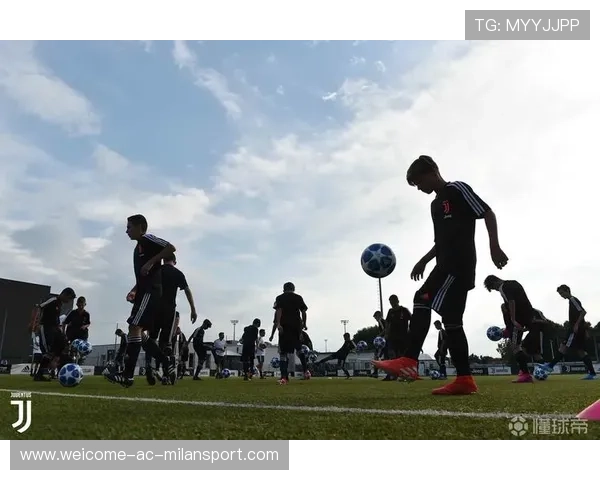 尤文后防训练：教练强调盯人细节与集体协防节奏